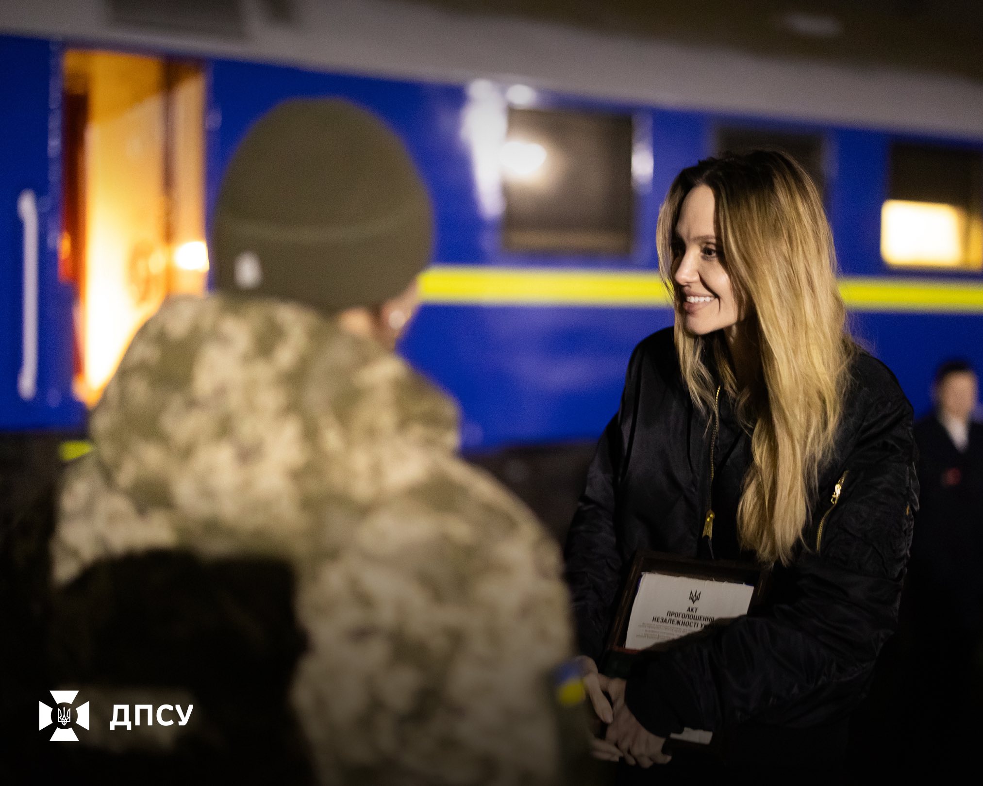 Прикордонники подарували Анджеліні Джолі набір національної символіки України (ФОТО) 3 578123209 1163987655840103 5635461693804896473 n