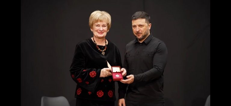 Ірині Чернезі з Прикарпаття присвоїли звання "Заслужений працівник культури України" (ФОТО) 1 578257753 122268212054219637 1226424299335696591 n