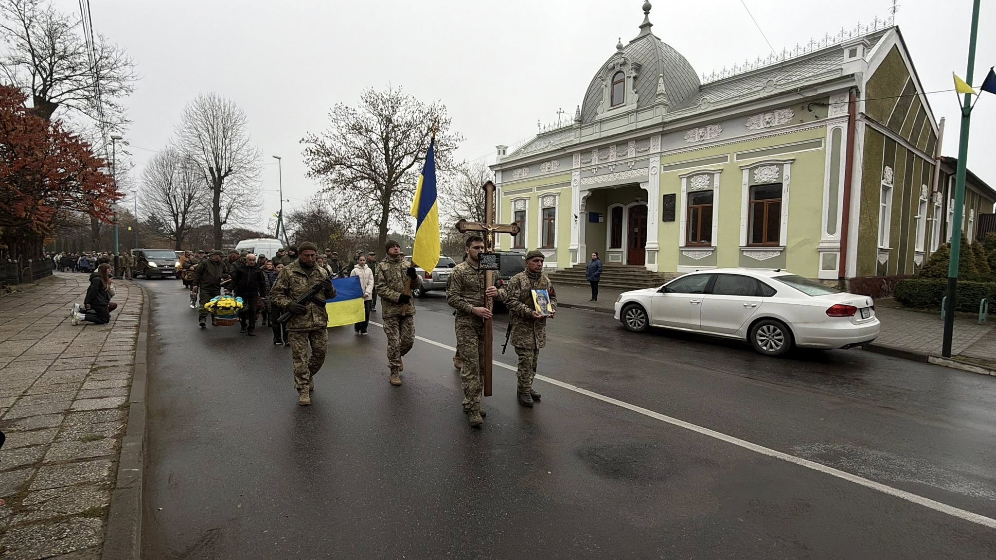 "Добрий, відкритий, щирий": у Надвірній попрощалися із 31-річним бійцем (ФОТО) 5 578806453 1299313852021141 6644352181631897473 n