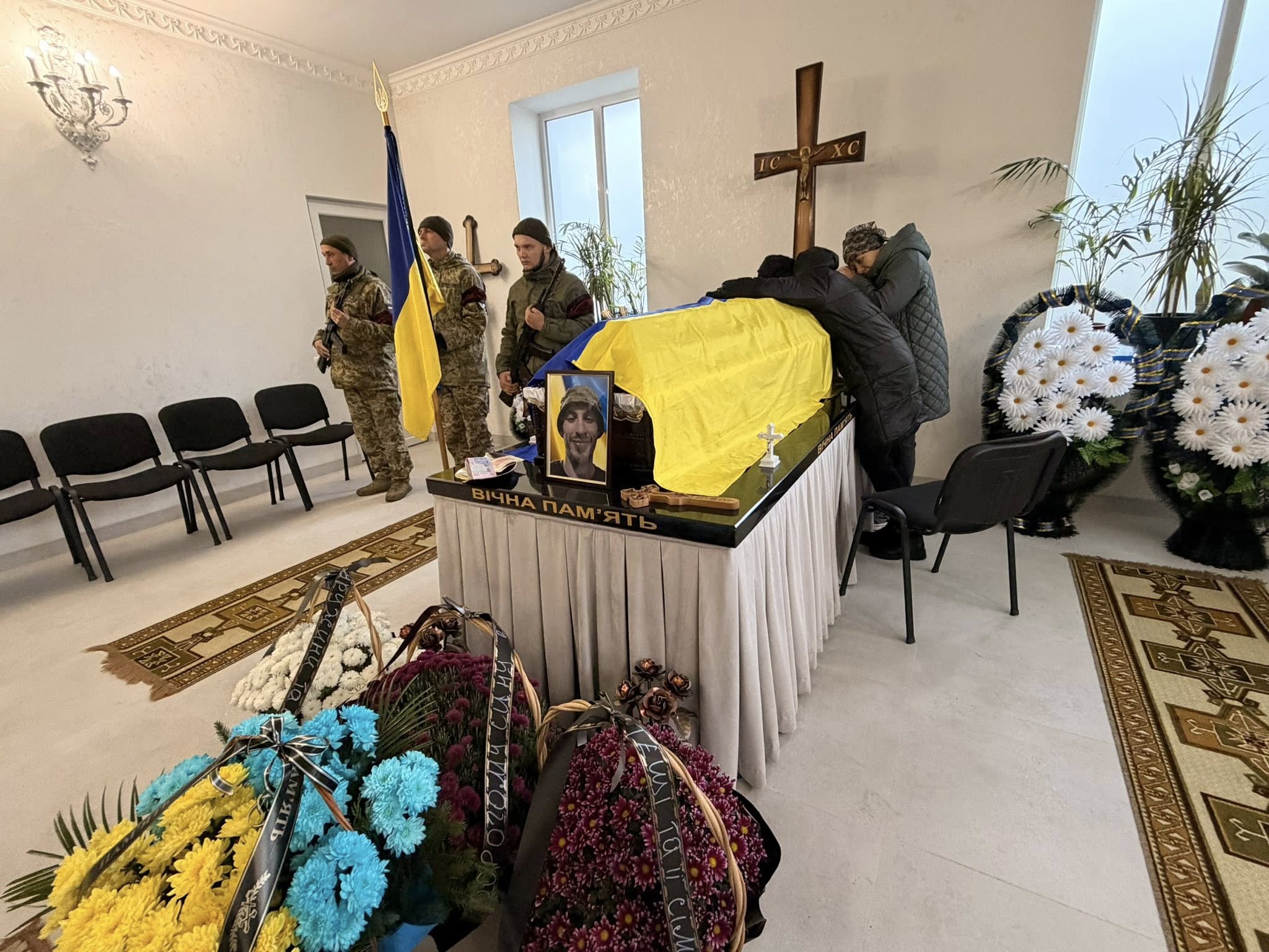 "Добрий, відкритий, щирий": у Надвірній попрощалися із 31-річним бійцем (ФОТО) 4 579043494 1299314412021085 3127358975957157390 n