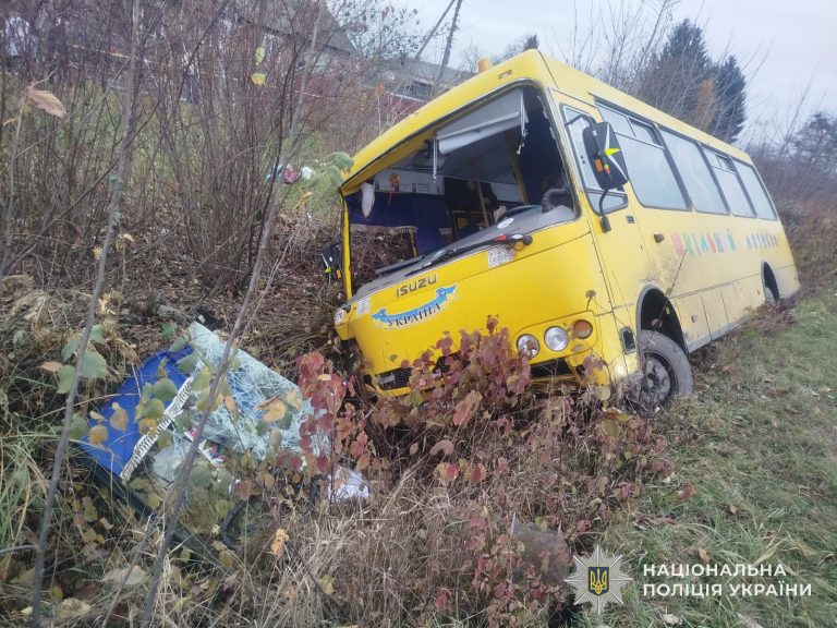 На Львівщині перекинувся шкільний автобус (ФОТО) 9 581197472 1262272722611163 7385509832708671073 n