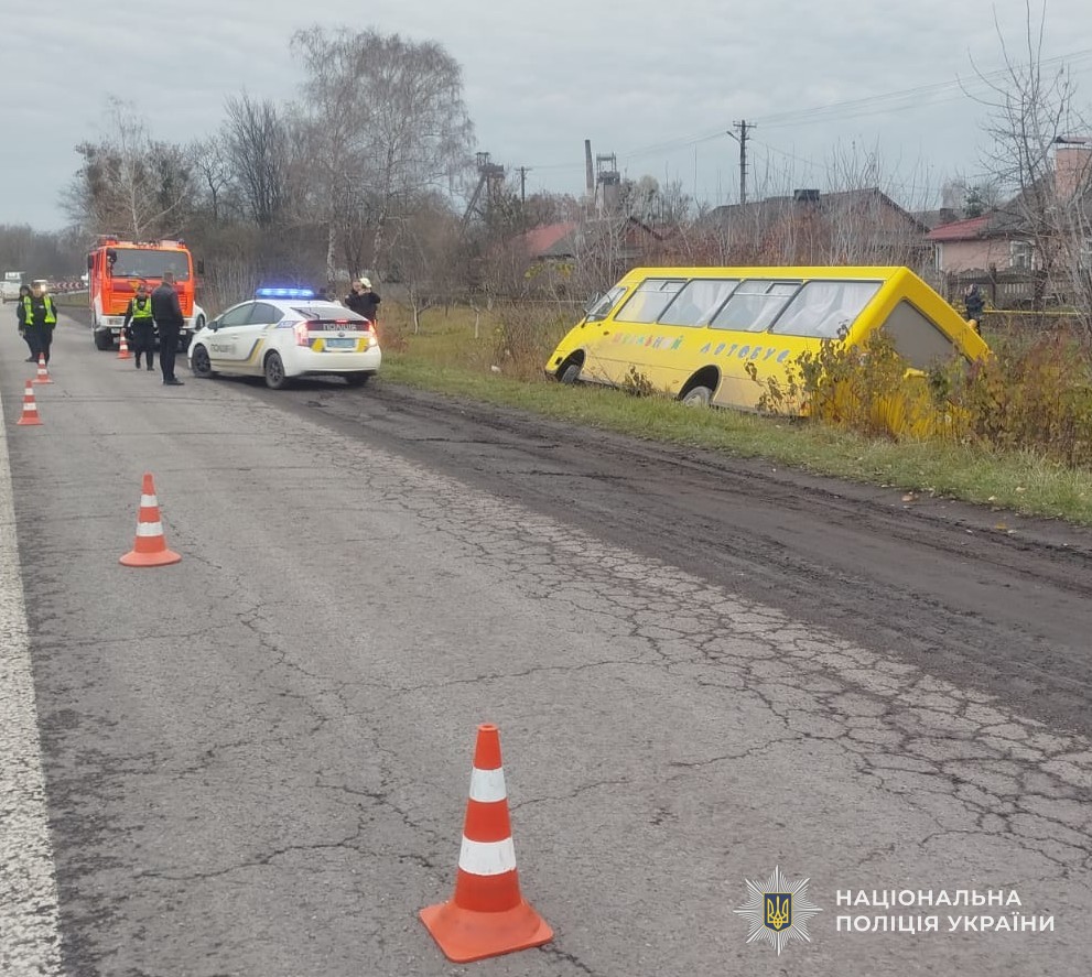 На Львівщині перекинувся шкільний автобус (ФОТО) 2 581228198 1262272682611167 5004283596699527998 n