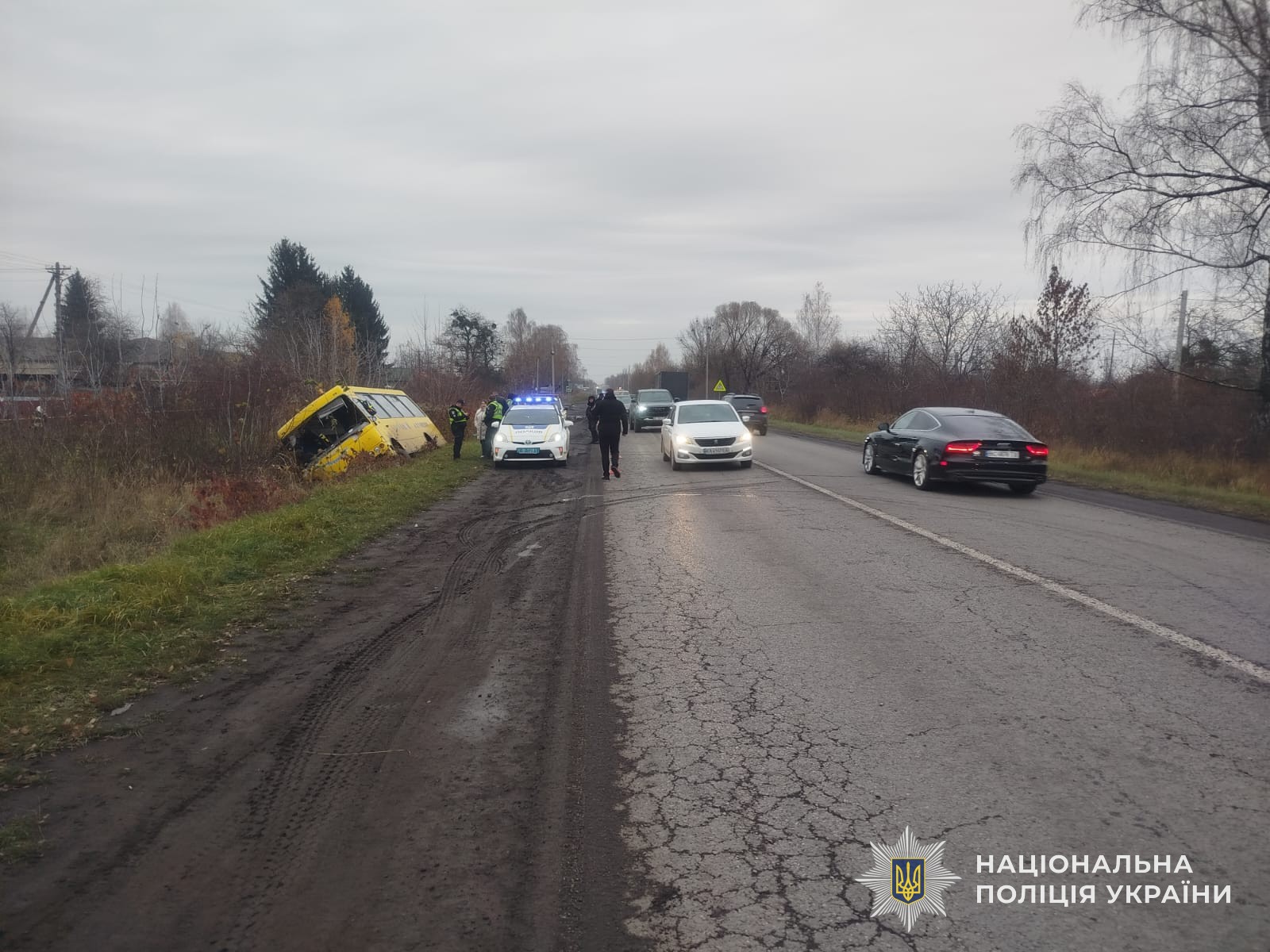 На Львівщині перекинувся шкільний автобус (ФОТО) 1 581559399 1262272705944498 1973737248538063596 n