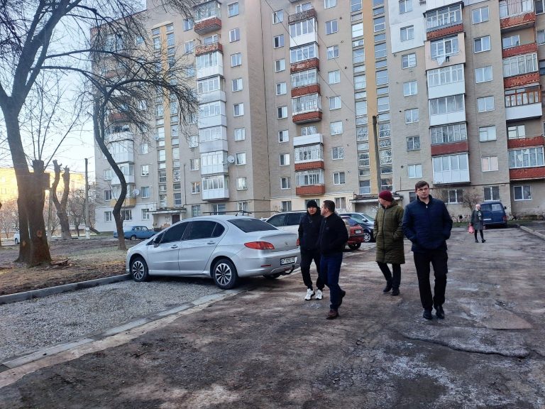 Менше машин на газонах: у Калуші створили нові паркувальні зони (ФОТО) 11 Менше машин на газонах: у Калуші створили нові паркувальні зони (ФОТО)