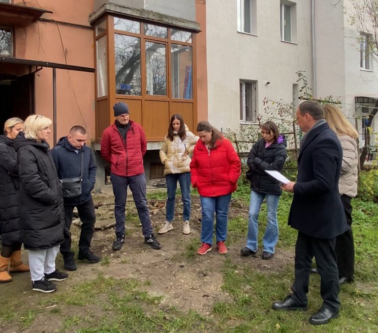 Задовгий і не красивий: у Франківську жителі будинку не дають встановити пандус