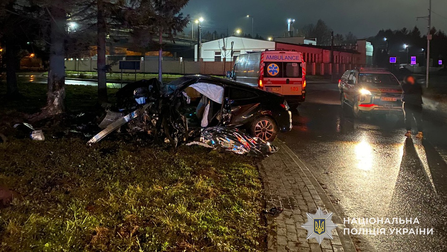 Автотроща на Львівщині: легковик врізався у дерево (ФОТО) 2 584440107 1266946058810496 6606337790407612576 n