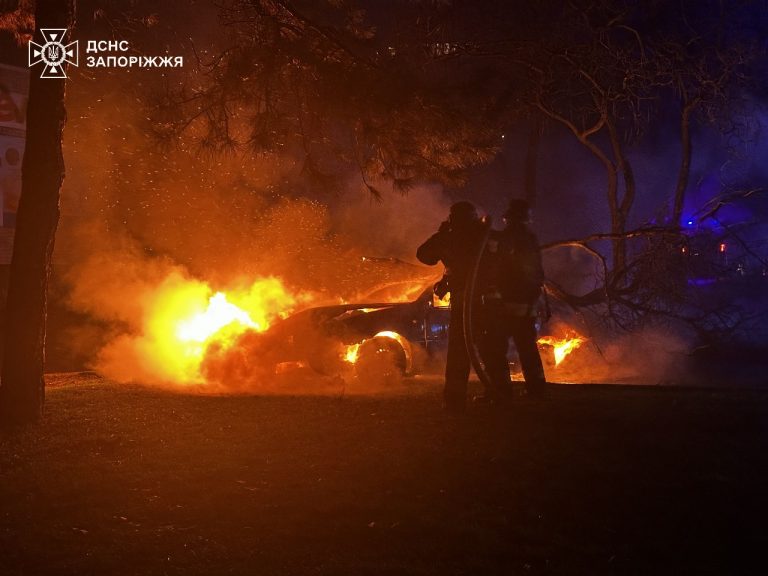 У Запоріжжі внаслідок російського обстрілу загинули п'ятеро людей (ФОТО) 11 У Запоріжжі внаслідок російського обстрілу загинули п'ятеро людей (ФОТО)