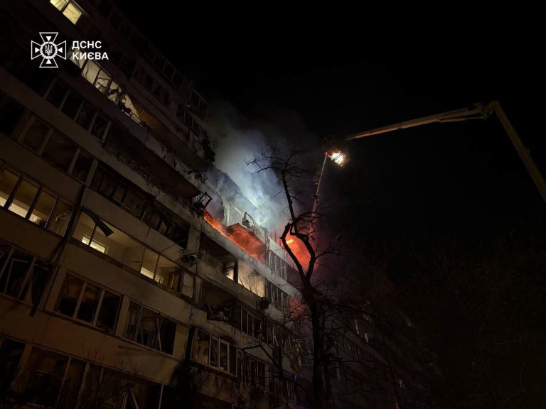 Київ та область після нічної атаки: одна людина загинула, десятки врятованих (ФОТО) 12 Київ та область після нічної атаки: одна людина загинула, десятки врятованих (ФОТО)