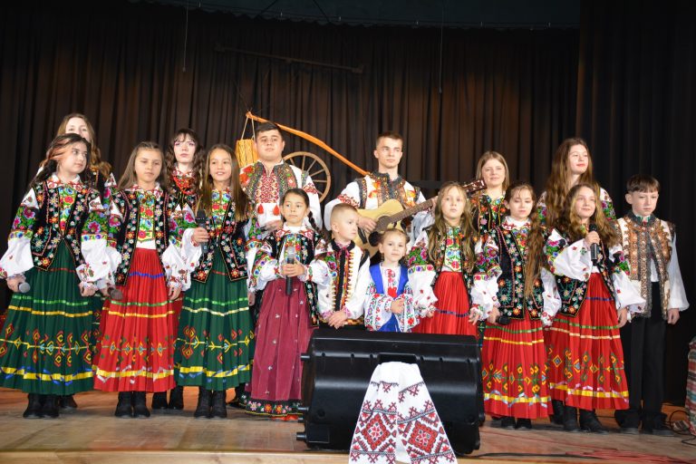 "Шовкова косиця": у Надвірній зібрала аншлаг на творчому звіті (ФОТО) 3 589101553 1314434497175743 7828077278652714929 n
