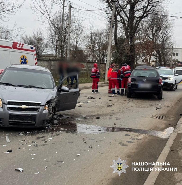 У Коломиї нетверезий водій вчинив ДТП (ФОТО) 1 589305623 854877340519830 2695807308167036523 n