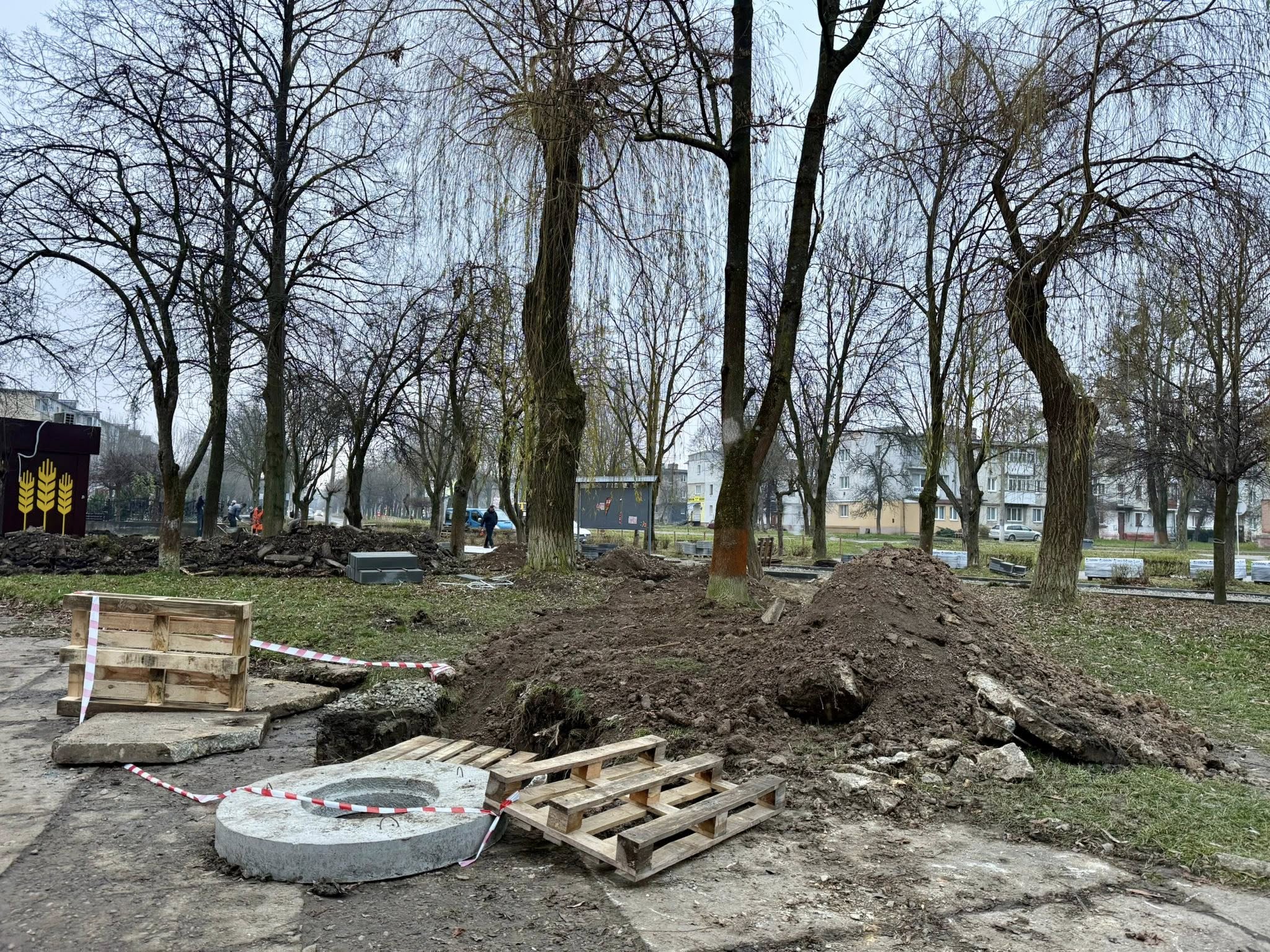 У Калуській громаді облаштовують безбар'єрне покриття біля ЦНАПу та нові острівці безпеки (ФОТО) 3 590290002 885257174025784 2482969845138237212 n