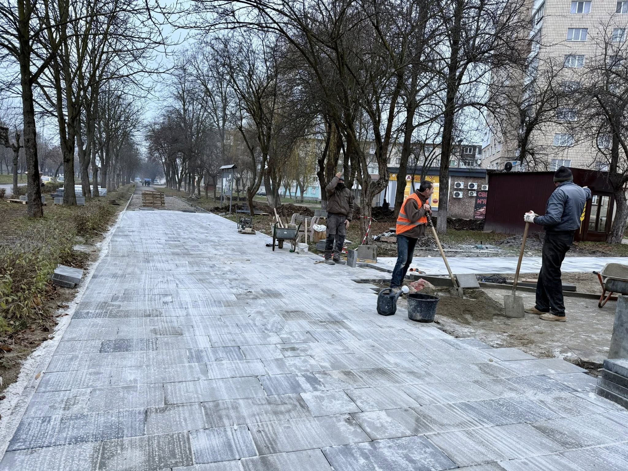 У Калуській громаді облаштовують безбар'єрне покриття біля ЦНАПу та нові острівці безпеки (ФОТО) 2 592260256 885257214025780 3101581116363475572 n