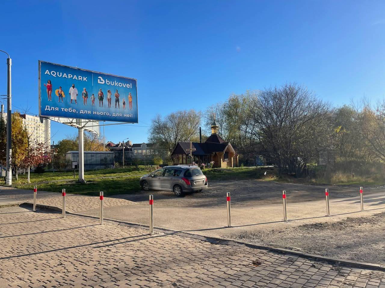 У Франківську біля озера встановили обмежувальні стовпчики 1 FB IMG 1761994167651