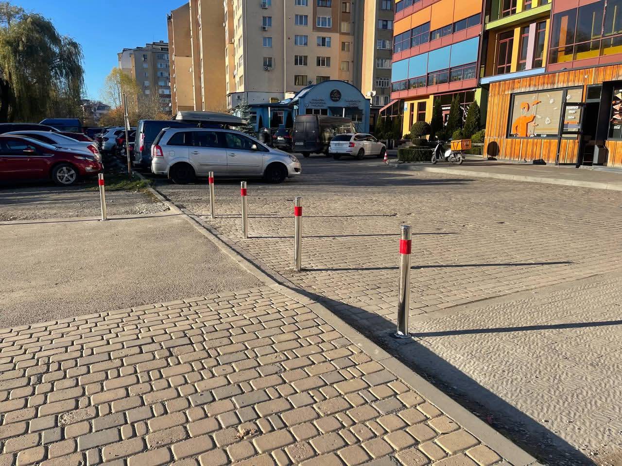 У Франківську біля озера встановили обмежувальні стовпчики 3 FB IMG 1761994170433