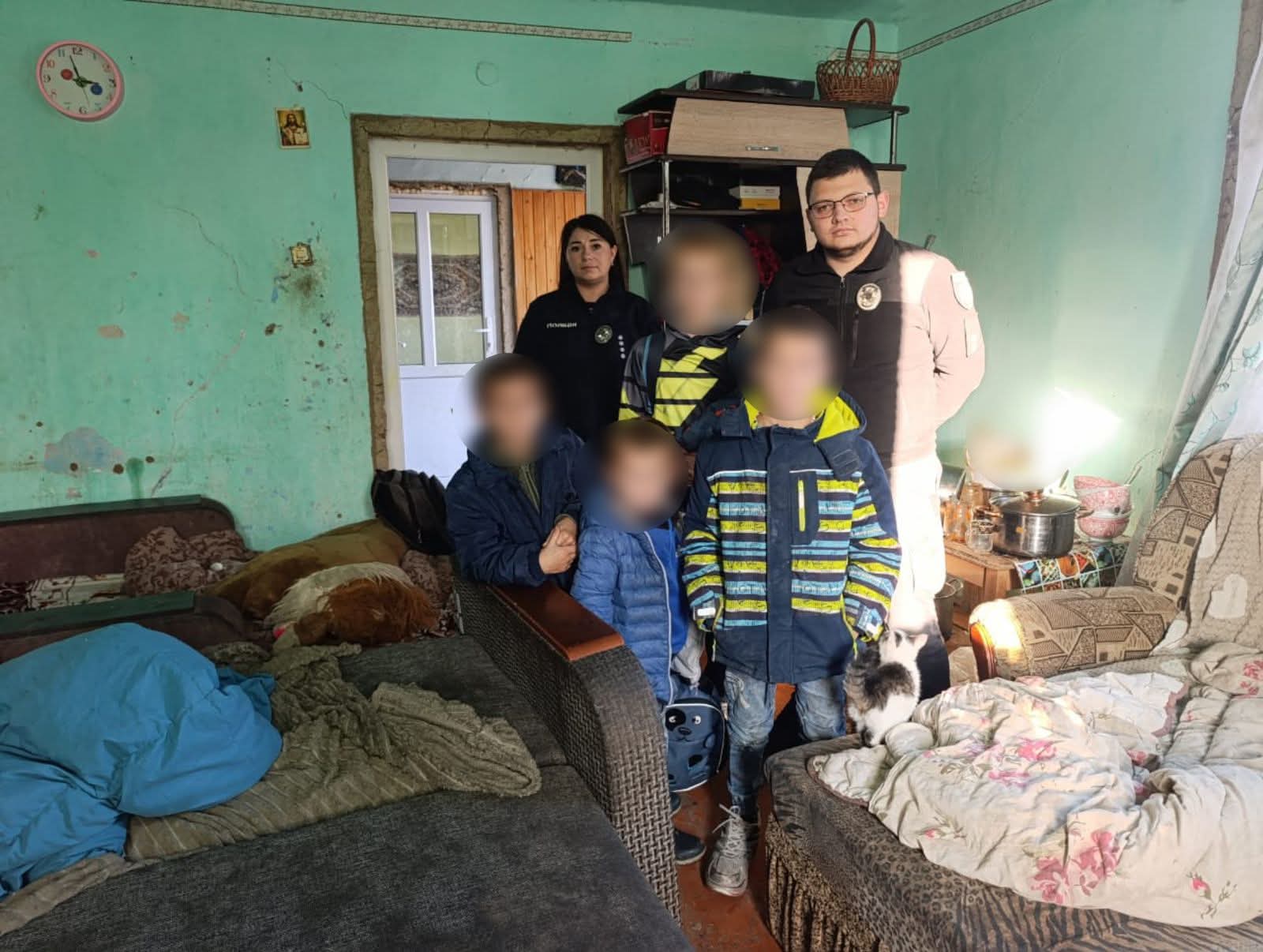 Антисанітарія, відсутність їжі: на Коломийщині врятували четверо дітей (ФОТО) 1 FB IMG 1762896175302