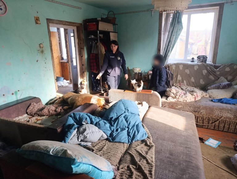 Антисанітарія, відсутність їжі: на Коломийщині врятували четверо дітей (ФОТО) 3 FB IMG 1762896182401