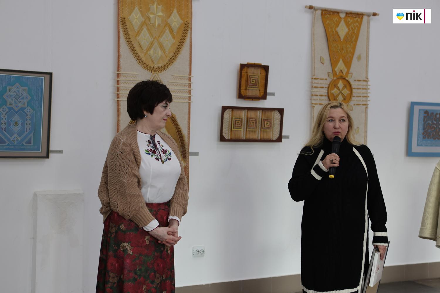 "Обереги землі нашої": у Франківську відкрили ретроспективну виставку Ольги Шулепи (ФОТО) 31 G71A0161 resize