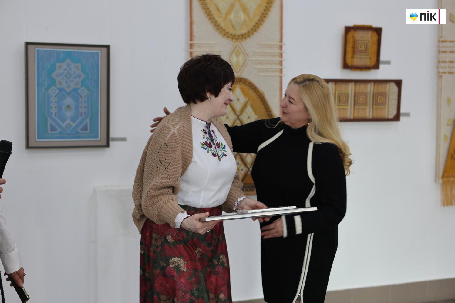 "Обереги землі нашої": у Франківську відкрили ретроспективну виставку Ольги Шулепи (ФОТО) 17 G71A0272 resize