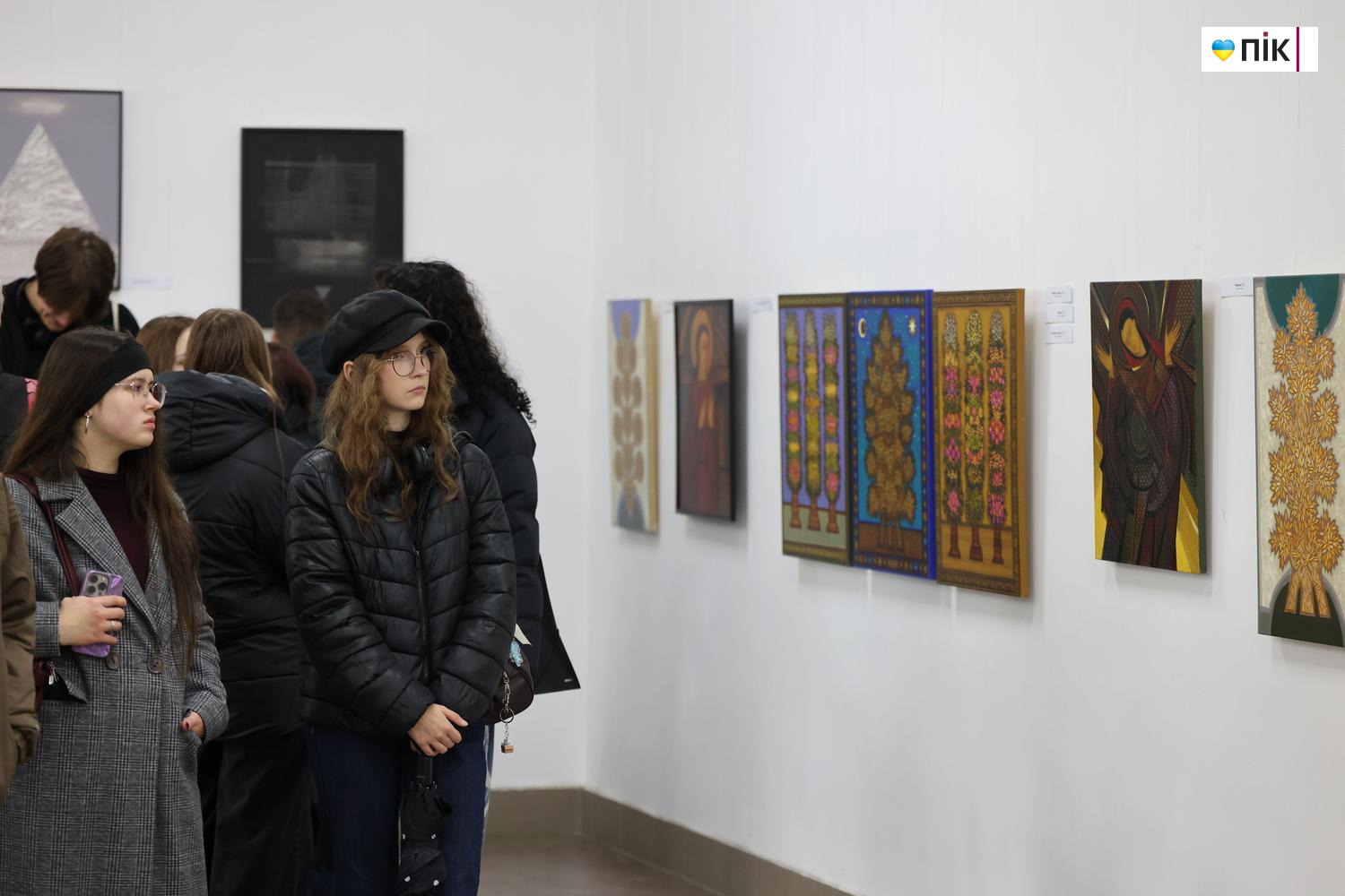 В Івано-Франківську відкрили виставку Любові Лебідь-Коровай «Територія знаку» (ФОТО) 13 G71A7948 resize