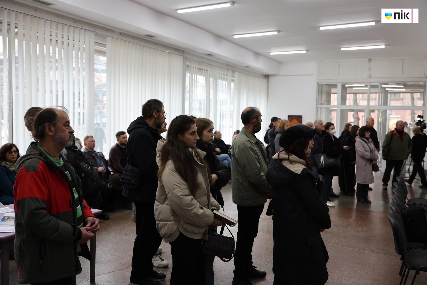 В Івано-Франківську відкрили виставку Любові Лебідь-Коровай «Територія знаку» (ФОТО) 4 G71A8073 resize