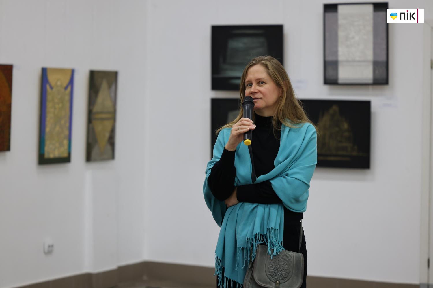 В Івано-Франківську відкрили виставку Любові Лебідь-Коровай «Територія знаку» (ФОТО) 11 G71A8096 resize