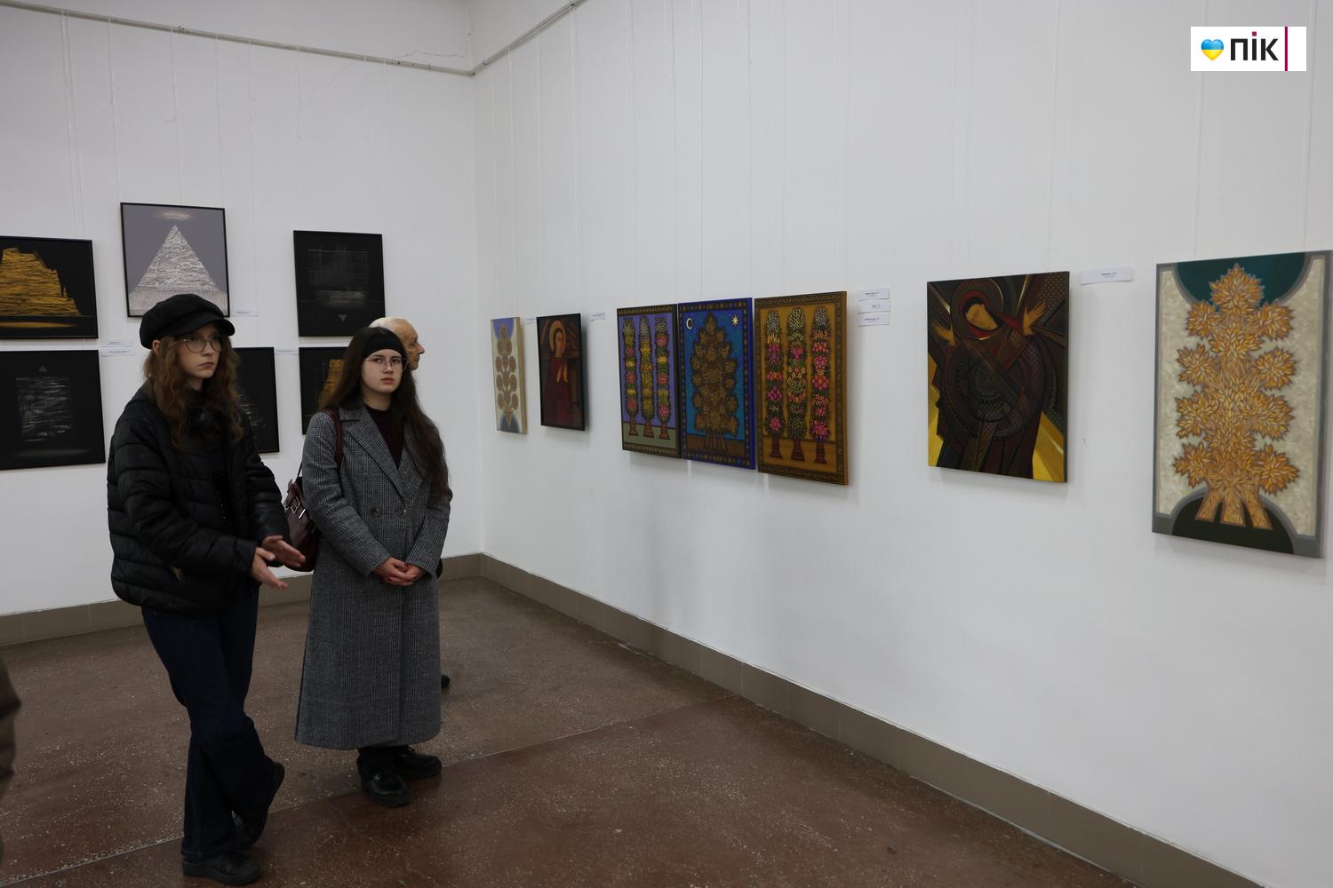 В Івано-Франківську відкрили виставку Любові Лебідь-Коровай «Територія знаку» (ФОТО) 8 G71A8122 resize