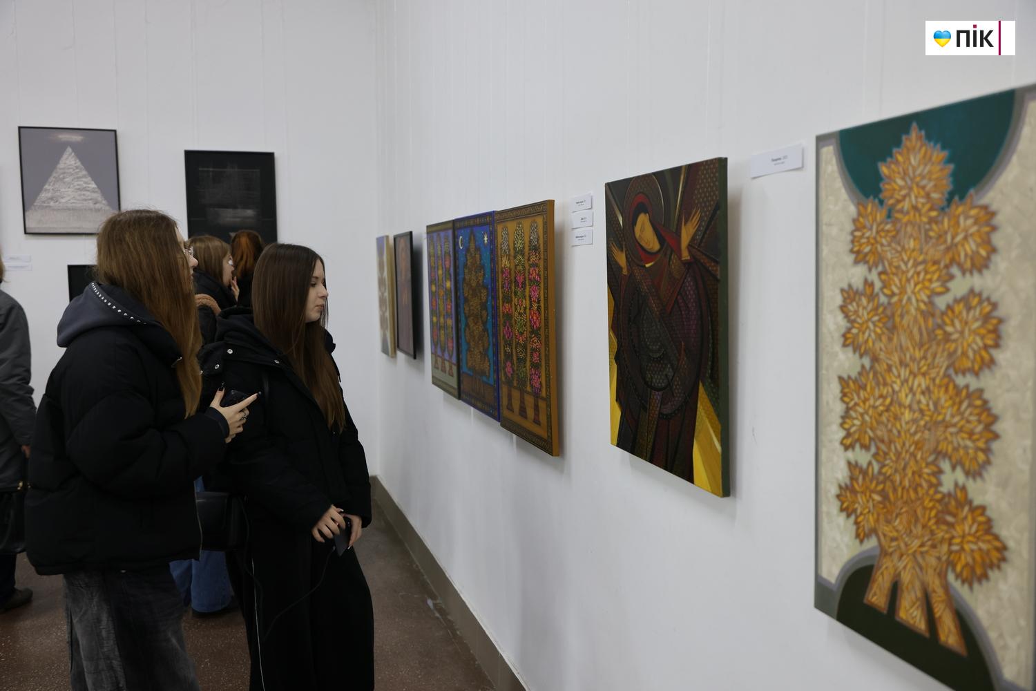 В Івано-Франківську відкрили виставку Любові Лебідь-Коровай «Територія знаку» (ФОТО) 7 G71A8195 resize