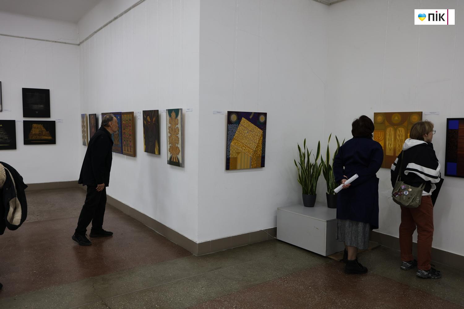 В Івано-Франківську відкрили виставку Любові Лебідь-Коровай «Територія знаку» (ФОТО) 18 G71A8341 resize 1