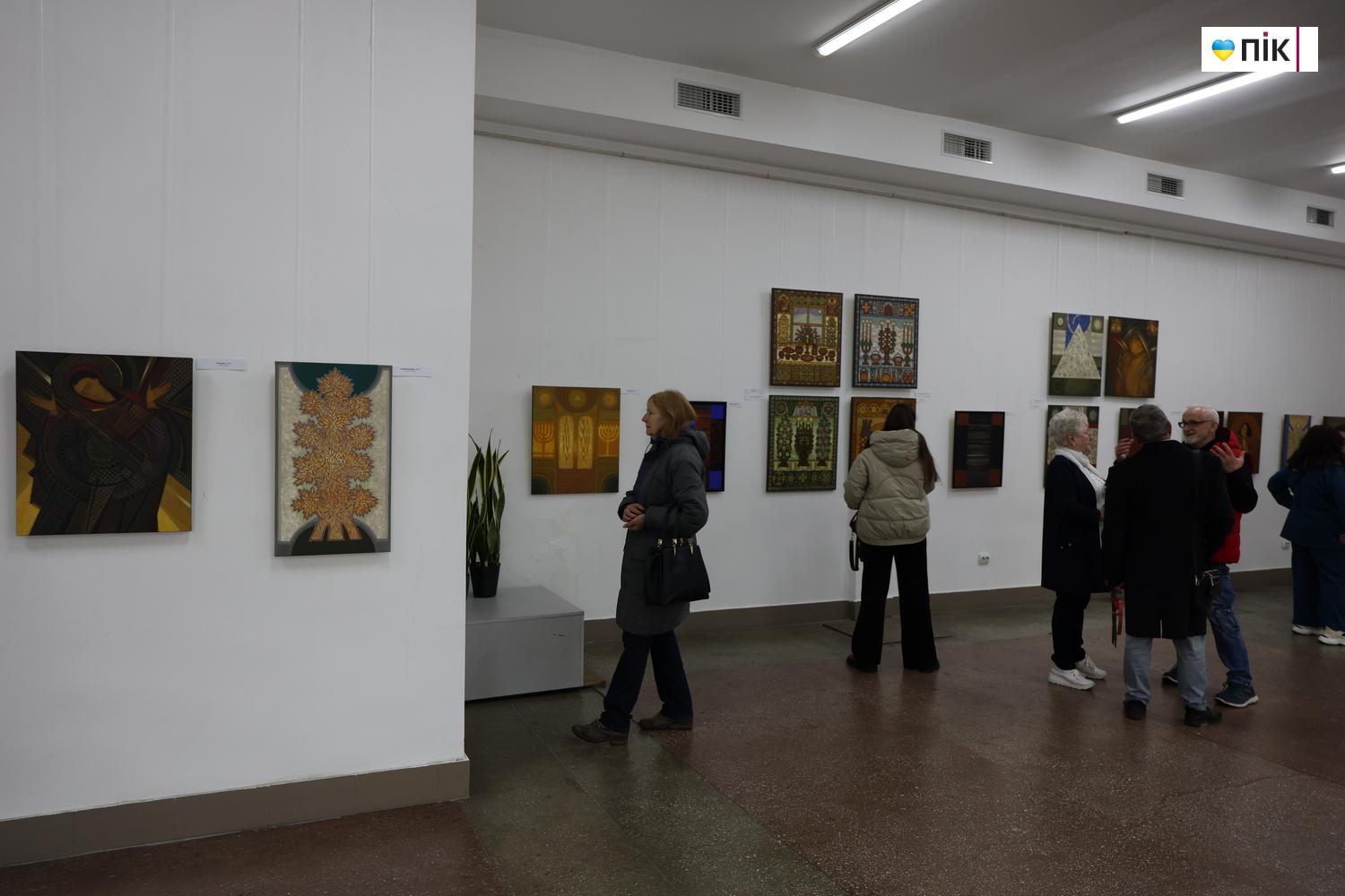 В Івано-Франківську відкрили виставку Любові Лебідь-Коровай «Територія знаку» (ФОТО) 20 G71A8378 resize 1