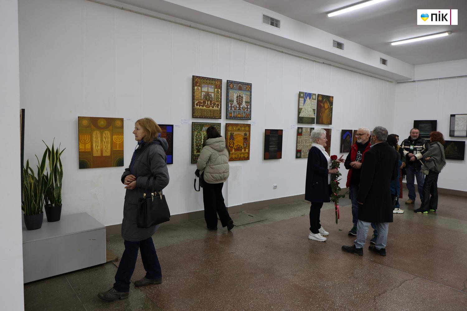 В Івано-Франківську відкрили виставку Любові Лебідь-Коровай «Територія знаку» (ФОТО) 21 G71A8392 resize