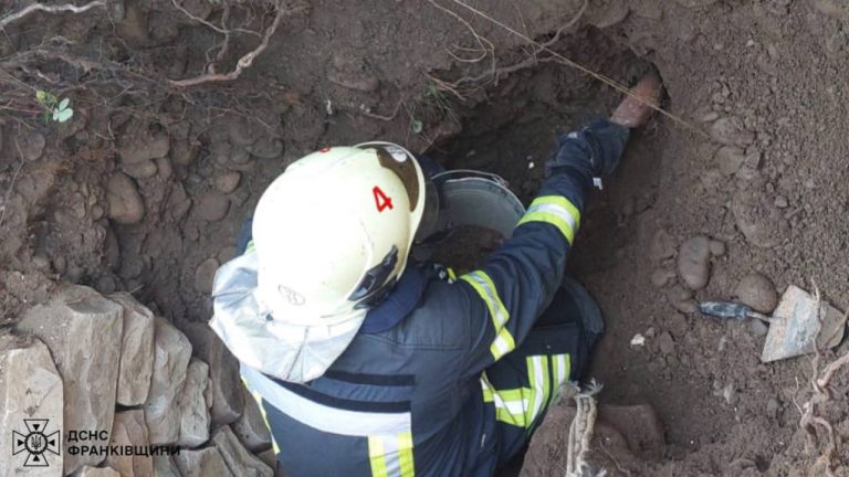 На Калущині чоловіка засипало землею: тіло підняли рятувальники 4 IMG 20251101 152558 922