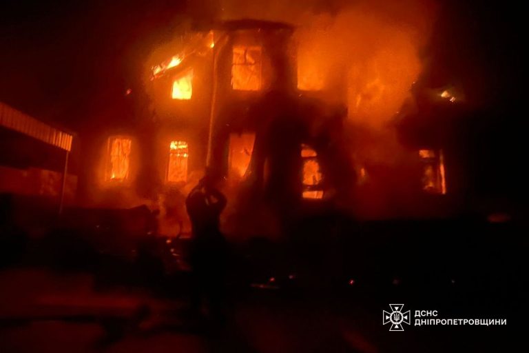 Купол храму, будинок та будівля банку спалахнули внаслідок ворожої атаки по Дніпропетровщині (ФОТО) 11 IMG 20251110 092918 337