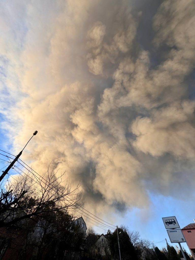 Після ворожої атаки Львів затягує густим чорним димом (ФОТО) 4 IMG 20251119 083119 278