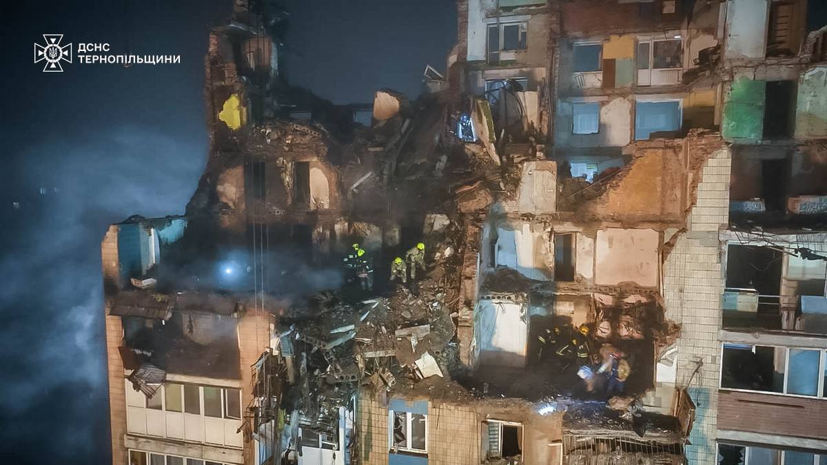 Третю добу у Тернополі триває розбір завалів після ворожого удару 2 IMG 20251121 074158 161