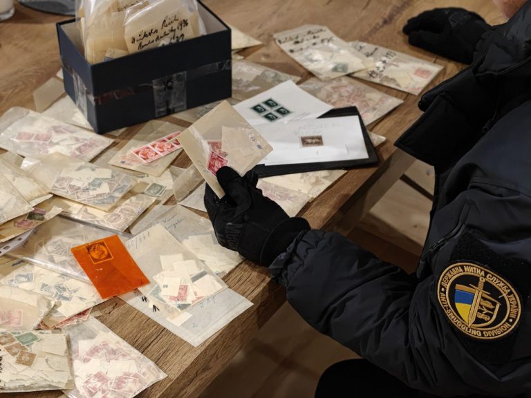 На кордоні під час перевірки виявили майже 15 тисяч марок із нациською символікою (ФОТО) 14 IMG 6836 1