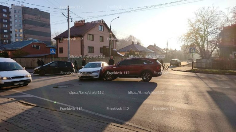 Ранкова аварія у Франківську: рух транспорту ускладнений (ФОТО) 11 photo 2025 11 11 10 15 12
