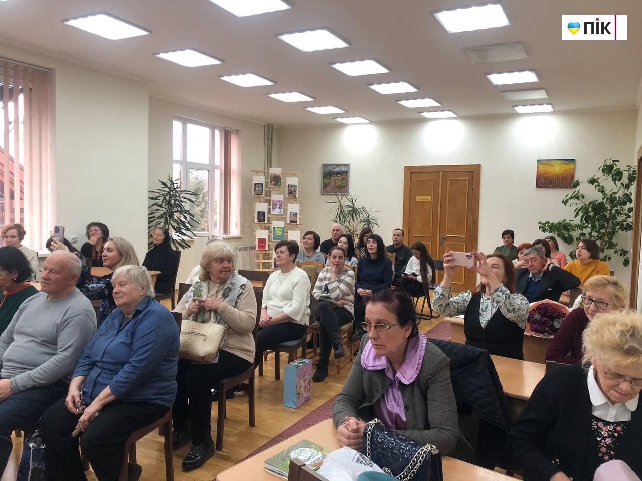 «Мені хотілося трохи розфарбувати сіру буденність»: поетеса Тамара Лейбюк презентувала збірку віршів (ФОТО) 5 photo 2025 11 20 14 35 27