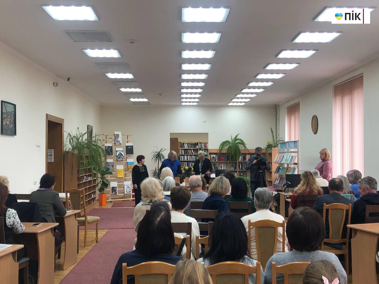 «Мені хотілося трохи розфарбувати сіру буденність»: поетеса Тамара Лейбюк презентувала збірку віршів (ФОТО) 2 photo 2025 11 20 14 40 43