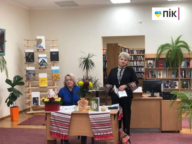 «Мені хотілося трохи розфарбувати сіру буденність»: поетеса Тамара Лейбюк презентувала збірку віршів (ФОТО) 7 photo 2025 11 20 14 40 47