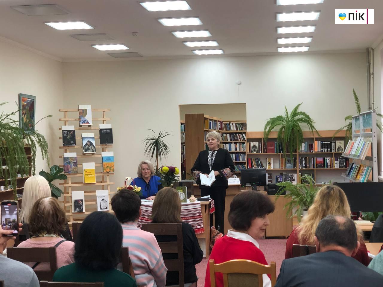 «Мені хотілося трохи розфарбувати сіру буденність»: поетеса Тамара Лейбюк презентувала збірку віршів (ФОТО) 4 photo 2025 11 20 14 41 21