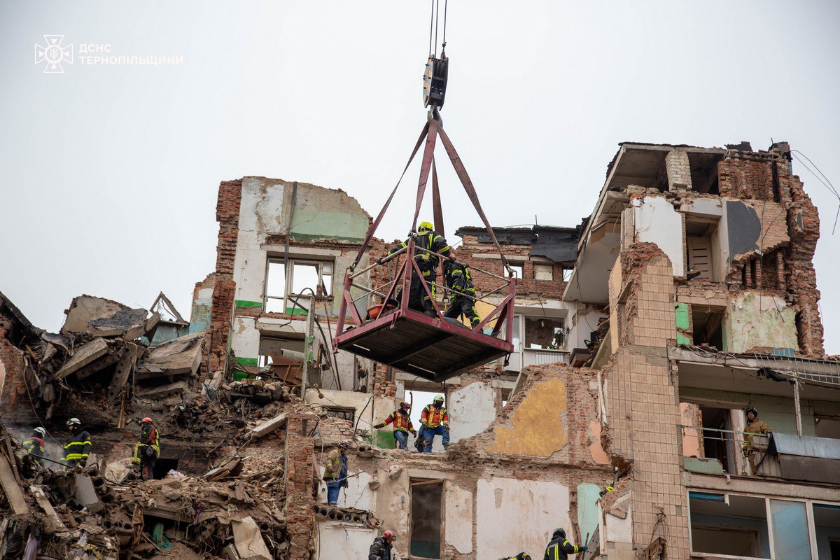 Тіла двох дітей та жінки дістали з-під завалів багатоповерхівки у Тернополі (ФОТО) 3 photo 2025 11 21 12 21 55