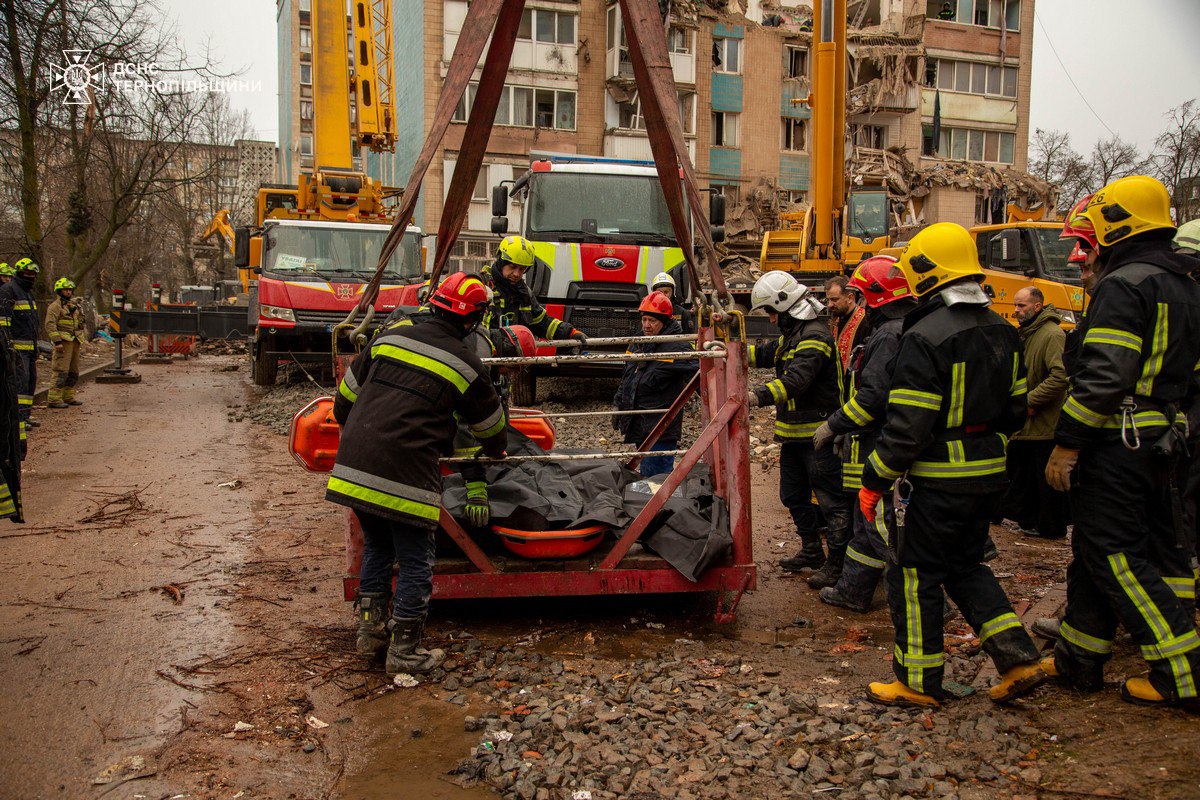 Тіла двох дітей та жінки дістали з-під завалів багатоповерхівки у Тернополі (ФОТО) 2 photo 2025 11 21 12 22 03