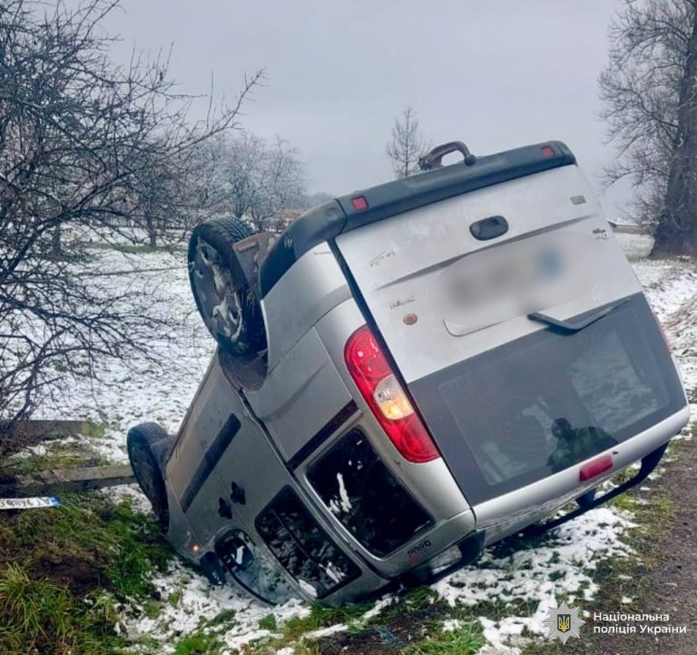 На Коломийщині зіткнулися два автомобіль, один із них перекинувся (ФОТО) 2 photo 2025 11 23 14 25 53