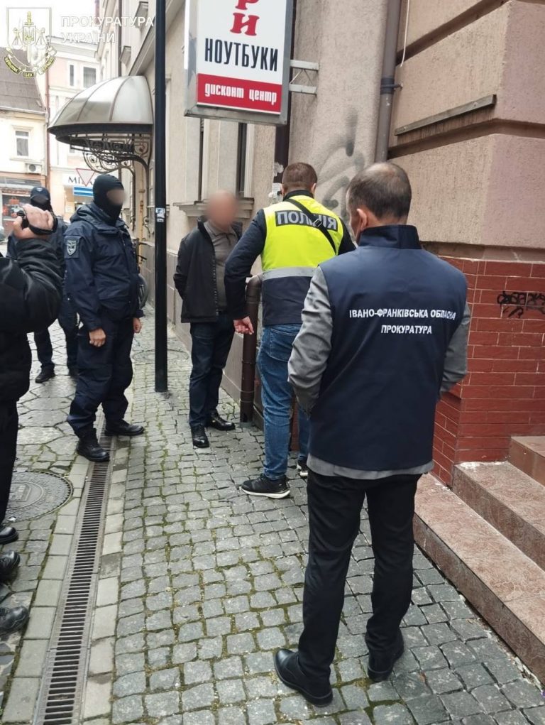 У Франківську затримали чоловіка, який організував незаконне переправлення через кордон (ФОТО) 10 photo 5217639332359900545 y