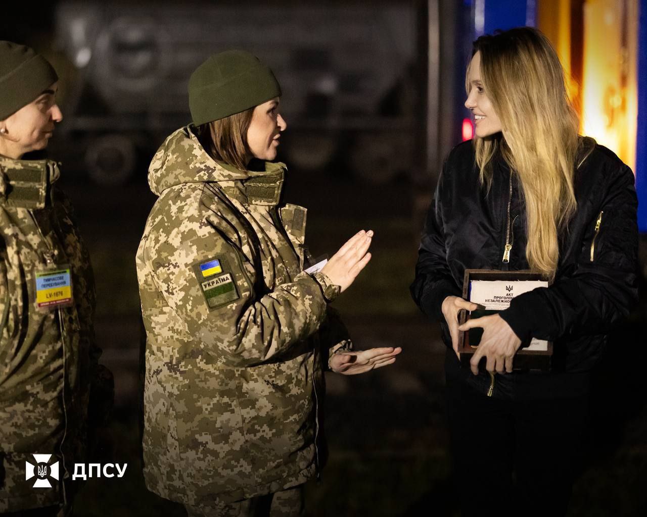 Прикордонники подарували Анджеліні Джолі набір національної символіки України (ФОТО) 2 photo 5219943165702376552 y