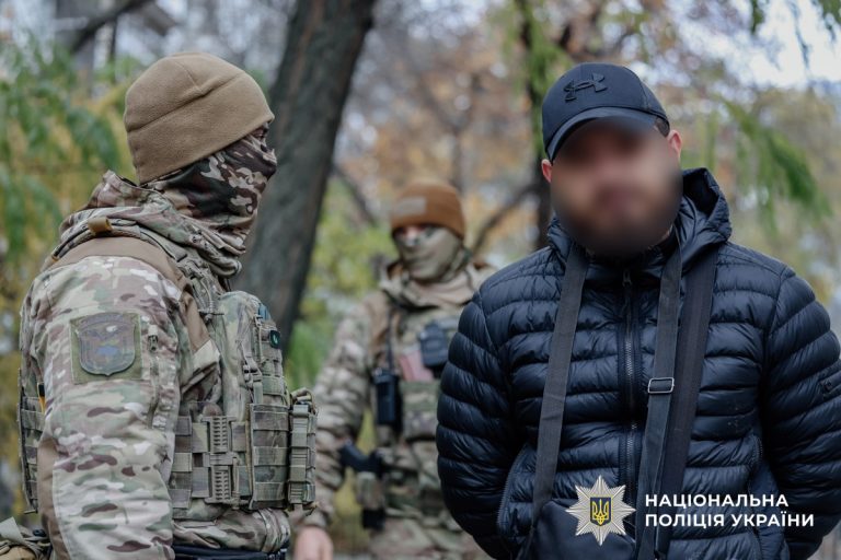 Поліцейські затримали шахраїв, один з яких прикидався родичем Єрмака