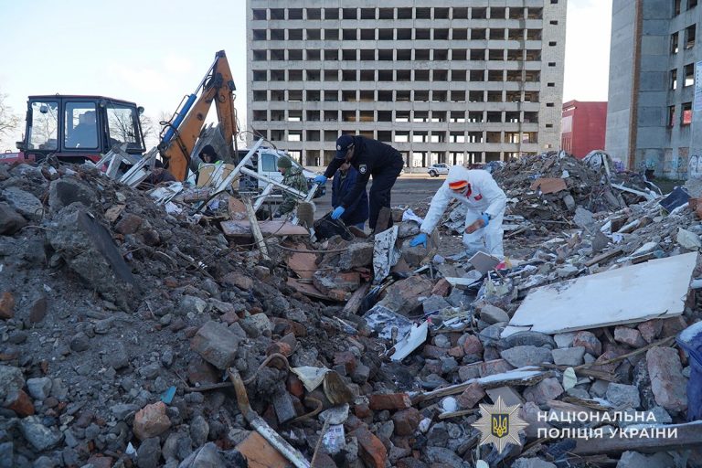 У Тернополі триває пошук безвісти зниклих людей внаслідок російської атаки (ФОТО) 3 v8 0652e953197ecc8eb70f80b61356ebf1