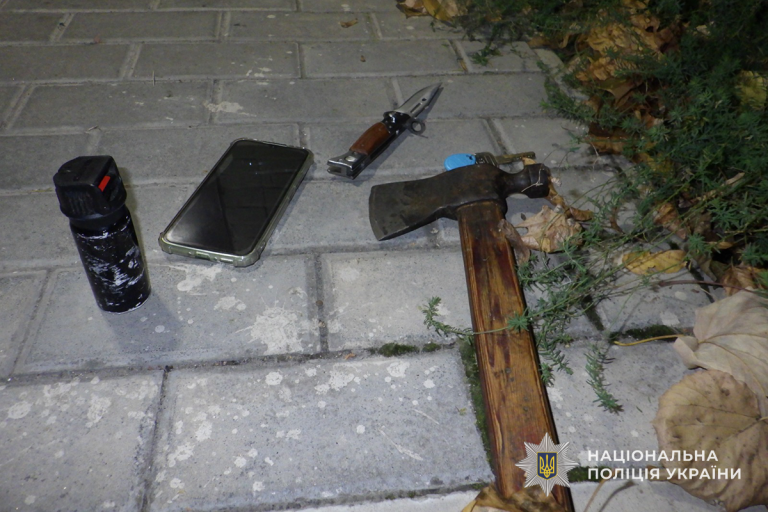 На Тернопільщині чоловік погрожував жінці та напав на поліцейських, які прибули на виклик 4 v8 44148729b46ce023ab6051f43f6521e0