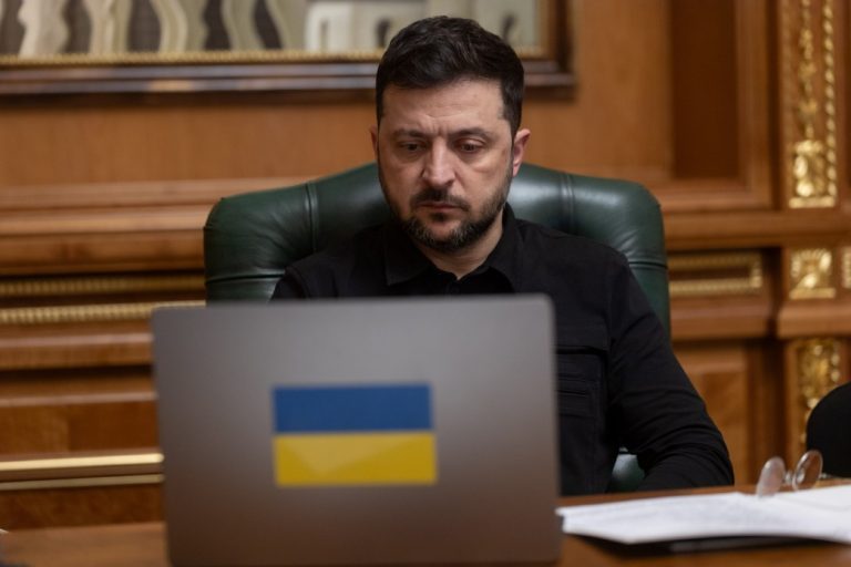 Зеленський заявив про тиск США: гарантії безпеки в обмін на вихід ЗСУ з Донбасу 7 Володимир Зеленський повідомив, що визначився із новим керівником Офісу Президента.
