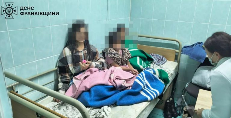 Діти, що провалилися під кригу у Коломиї, наразі в лікарні, – ДСНС 7 1 5